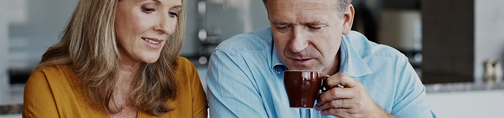 Ein Pärchen, dass zusammen Kaffee trinkt