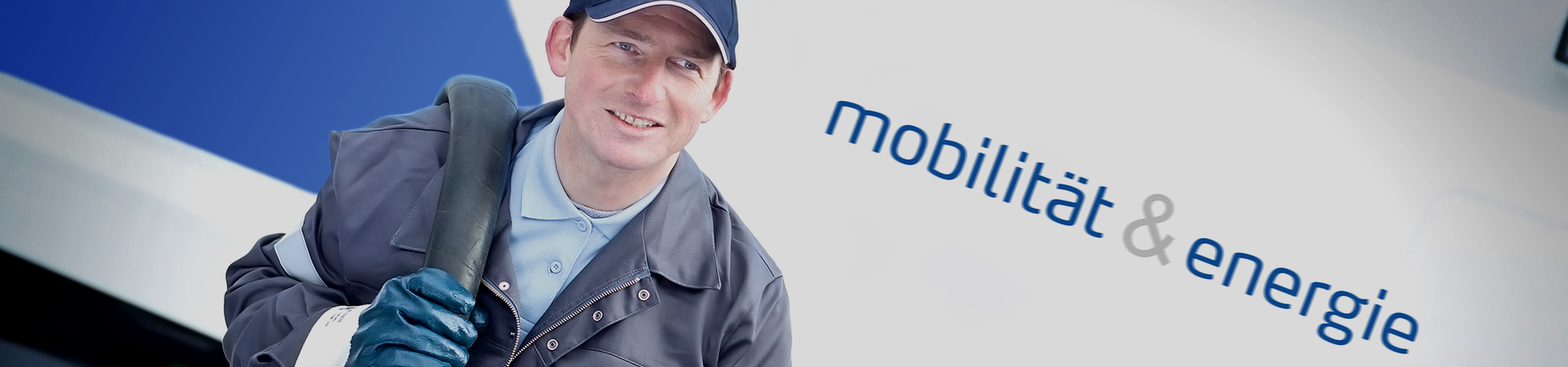 Ein Tankwagenfahrer vor einem Tankwagen der mobilität & energie