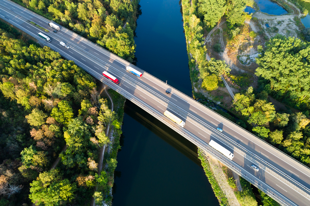 LKWs auf einer Autobahnbrücke