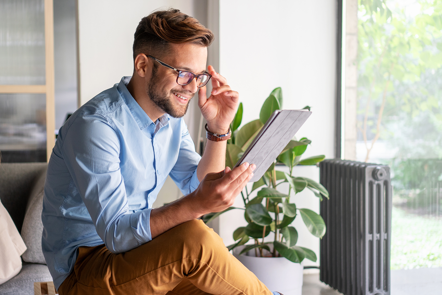 Mann mit Brille liest Zeitschrift